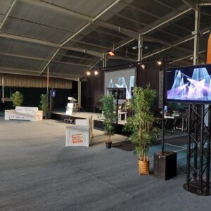 Installation pour l'événement du Comité départemental de Tennis à Feucherolle, incluant équipement audiovisuel et décor.