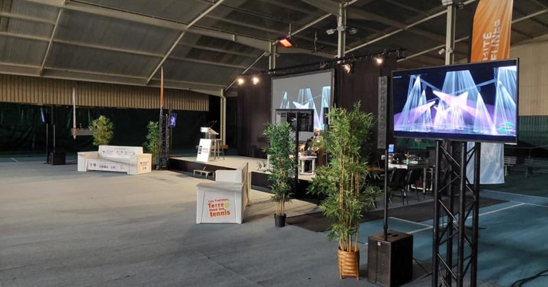 Installation pour l'événement du Comité départemental de Tennis à Feucherolle, incluant équipement audiovisuel et décor.