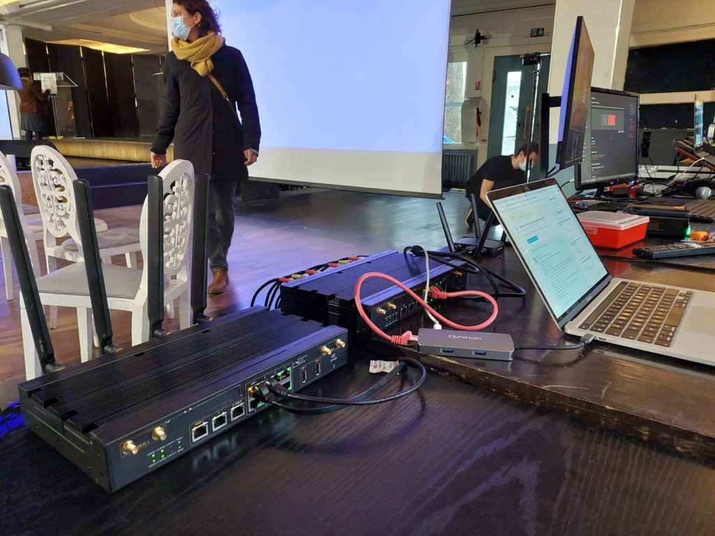 Installation de matériel audio et vidéo pour une captation le 7 décembre 2021, avec une personne en arrière-plan.