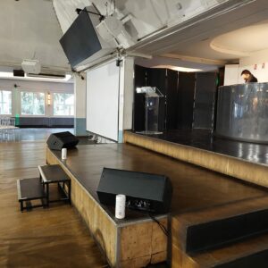 Salle de conférence équipée pour une captation vidéo et son, avec estrade et sièges, 7 décembre 2021.
