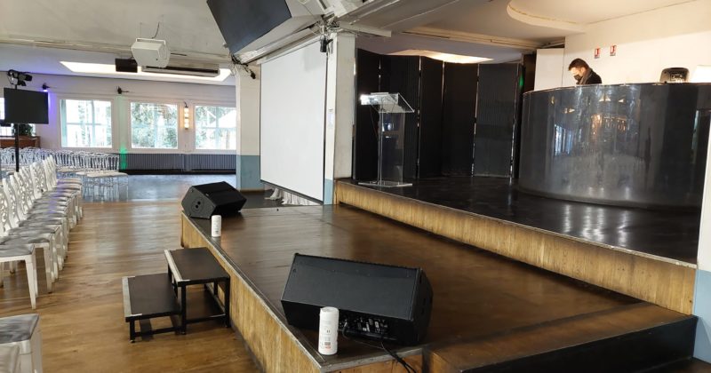Salle de conférence équipée pour une captation vidéo et son, avec estrade et sièges, 7 décembre 2021.