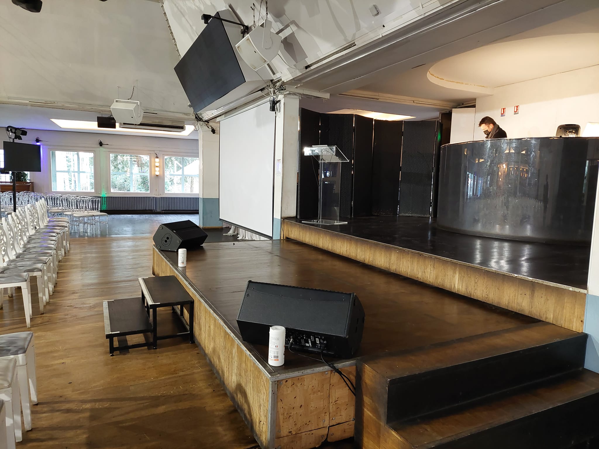 Salle de conférence équipée pour une captation vidéo et son, avec estrade et sièges, 7 décembre 2021.