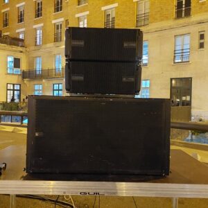 Système audio en cours d'installation pour le concert des pompiers de Paris à l'occasion de la Sainte Barbe.