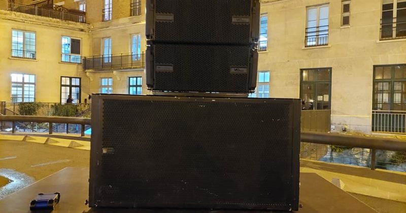 Système audio en cours d'installation pour le concert des pompiers de Paris à l'occasion de la Sainte Barbe.