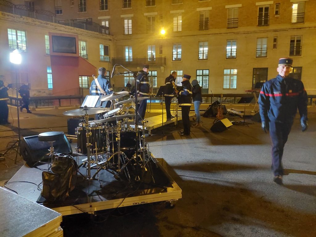 Musiciens des pompiers de Paris en répétition pour le concert de la Sainte Barbe, avec matériel de sonorisation.