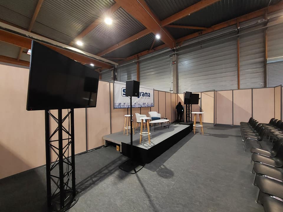 Salle de conférence pour Studyrama, avec podium, chaises et équipement audiovisuel à Paris Center Évent.