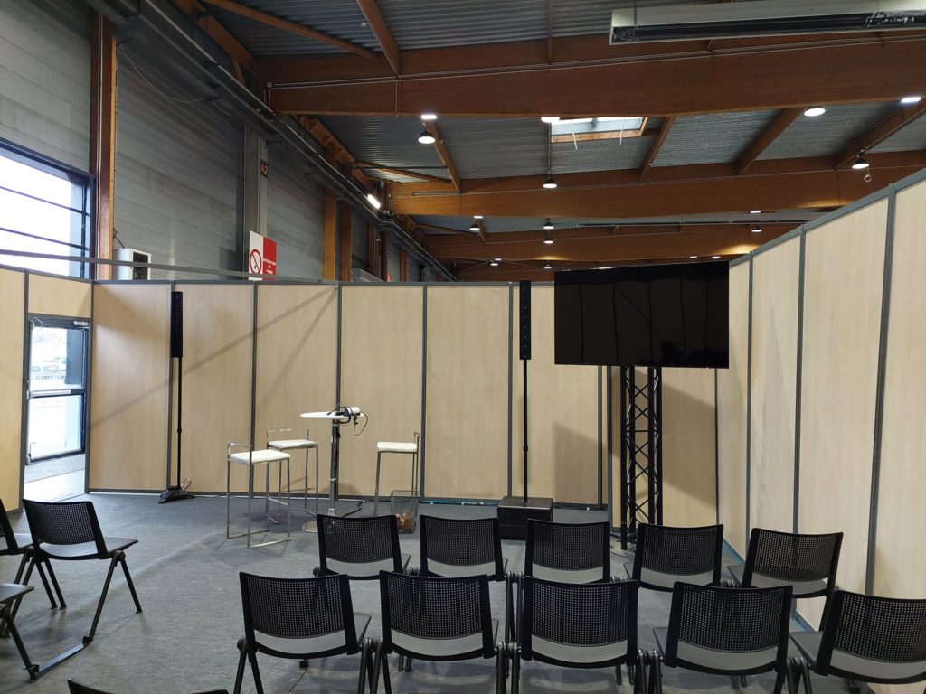 Salle de conférence avec chaises, écran et matériel audio pour l'événement Studyrama à Paris.