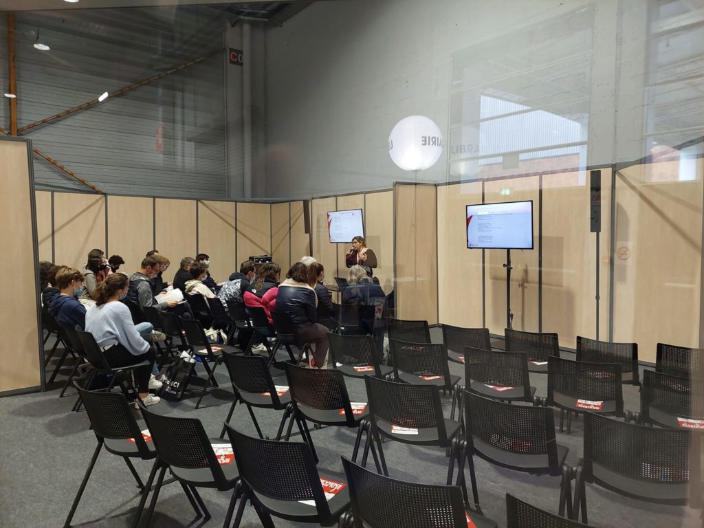 Atelier Studyrama à Paris, participants attentifs devant un orateur, avec écran et matériel de sono visible.