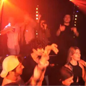 Tournage animé du clip de B4 feat ZCRS, avec des participants dans une ambiance festive au Studio Idéal.