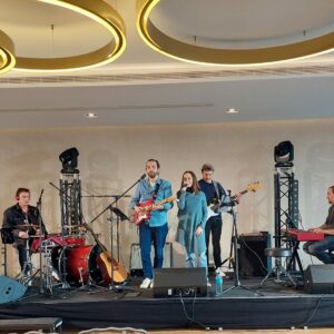 Groupe de musique sur scène au Pavillon Royal, répétition presque terminée avec éclairage et sonorisation.