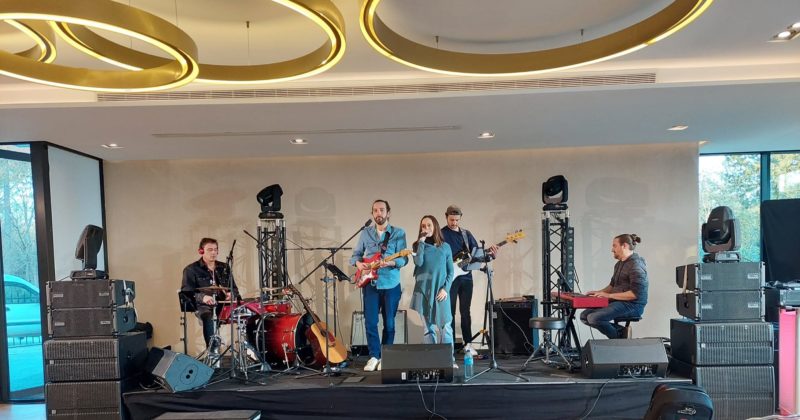 Groupe de musique sur scène au Pavillon Royal, répétition presque terminée avec éclairage et sonorisation.