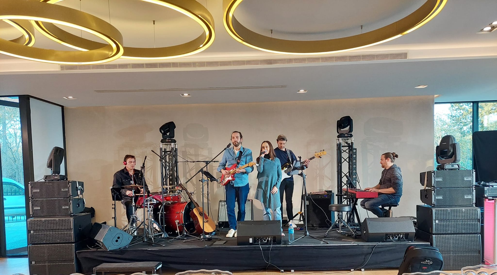 Groupe de musique sur scène au Pavillon Royal, répétition presque terminée avec éclairage et sonorisation.