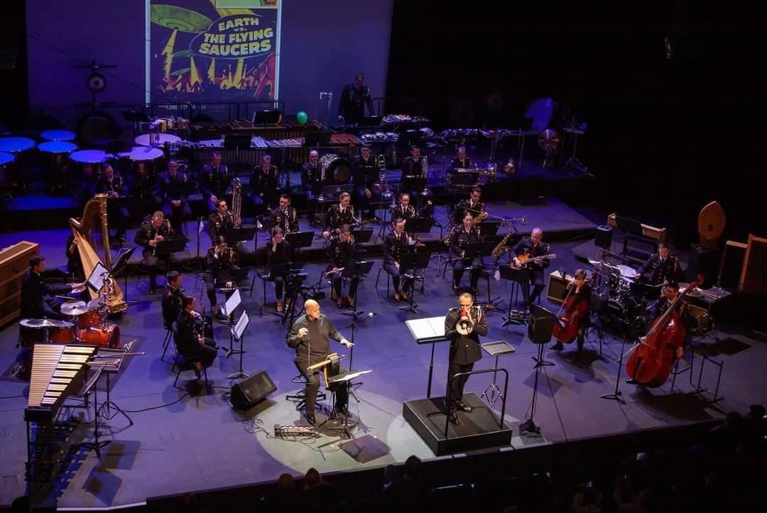 Installation d'une scène fixe pour les Musiciens des Pompiers de Paris au conservatoire Jean Baptiste Lully de Puteaux.