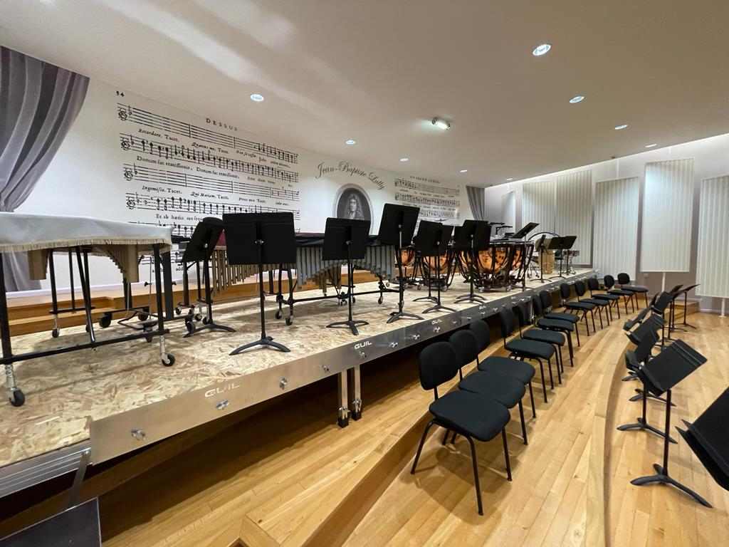Installation d'une scène fixe au conservatoire Jean Baptiste Lully avec praticables et matériel pour les Musiciens des Pompiers de Paris.