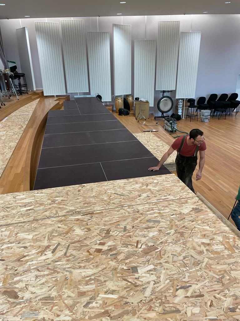 Installation d'une scène fixe au conservatoire de Puteaux, avec praticables en OSB et moquette.