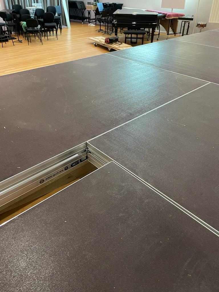 Installation d'une scène fixe au conservatoire Jean Baptiste Lully, avec praticables GUIL et finition en moquette.