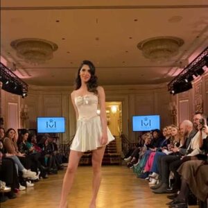 Modèle défilant au Ritz en mars 2022, avec présentation moderne et éclairage soigné pour la Fashion Week.