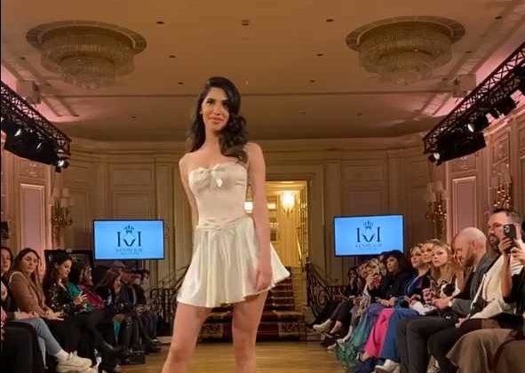 Modèle défilant au Ritz en mars 2022, avec présentation moderne et éclairage soigné pour la Fashion Week.