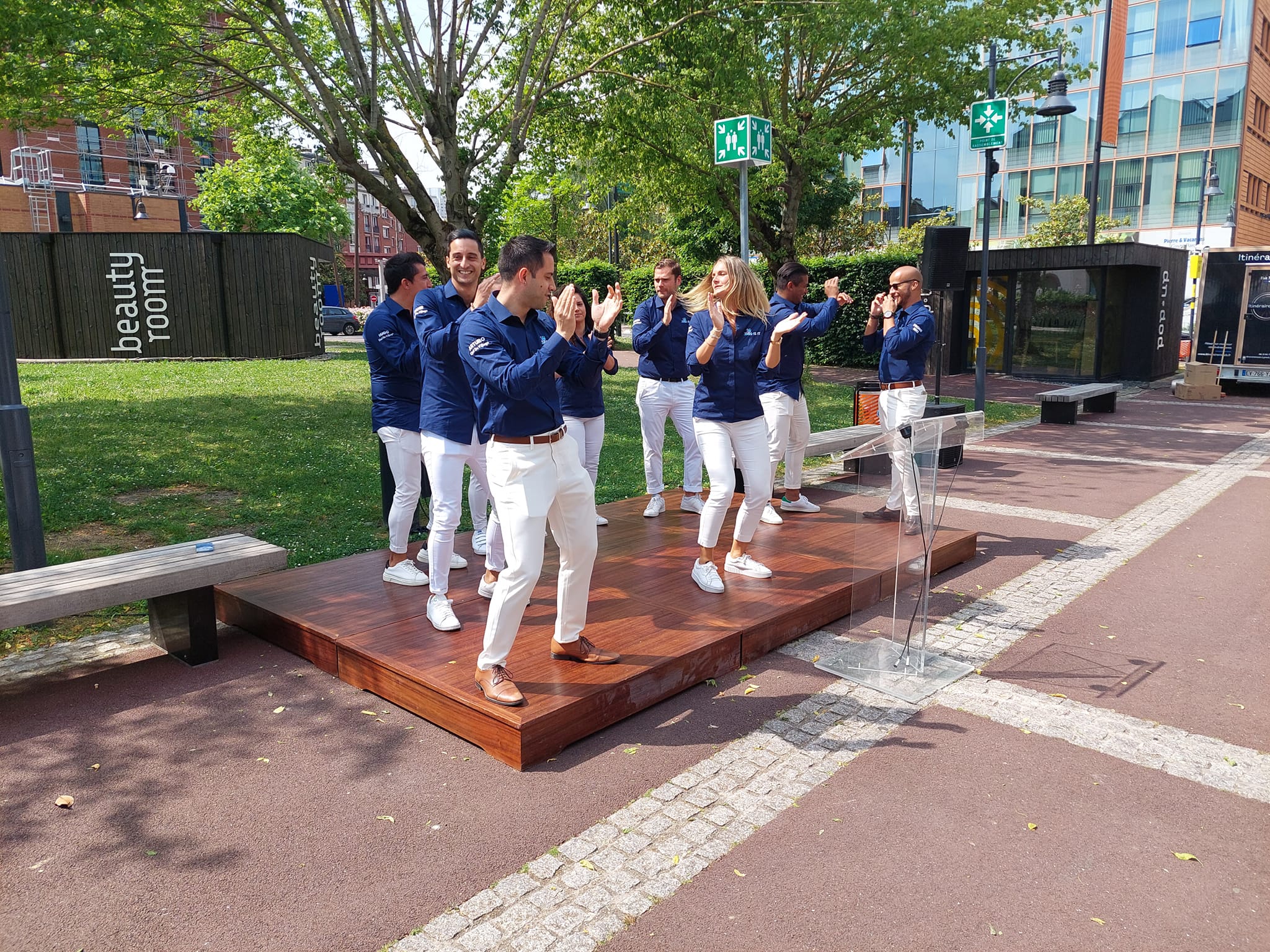Animation d'un groupe de chefs de village du Club Med lors d'un événement extérieur le 19 mai 2022.