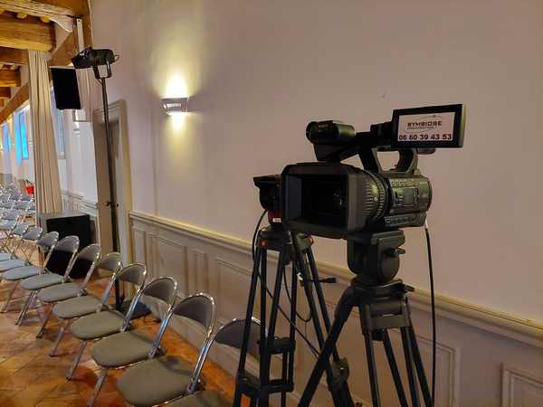 Caméras de vidéo et équipement de sonorisation installés dans une salle pour un événement le 17 mai 2022.