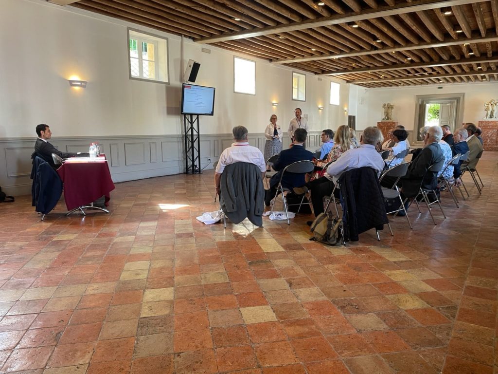 Réunion avec plusieurs participants dans une salle équipée de 7 écrans pour des présentations simultanées.