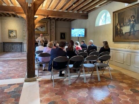 Réunion à Grand-Maison avec 7 écrans pour des discussions simultanées, organisée par Symbiose Organisation.