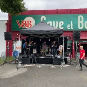 Concert au V and B de Coignières le 25 juin 2022, avec groupe sur scène et matériel de sono.