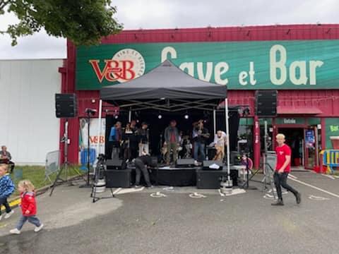 Concert au V and B de Coignières le 25 juin 2022, avec groupe sur scène et matériel de sono.
