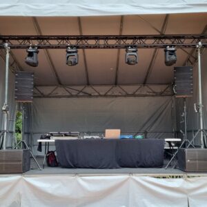Scène préparée pour la fête de Bougival avec matériel audio et éclairage de DB Technologie et Chauvet.