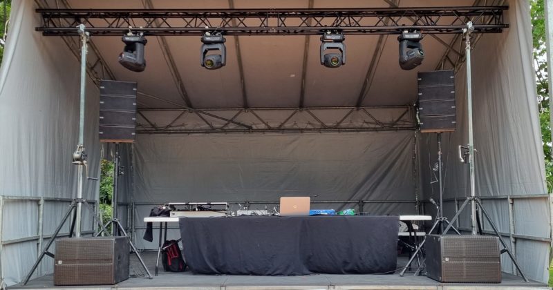 Scène préparée pour la fête de Bougival avec matériel audio et éclairage de DB Technologie et Chauvet.