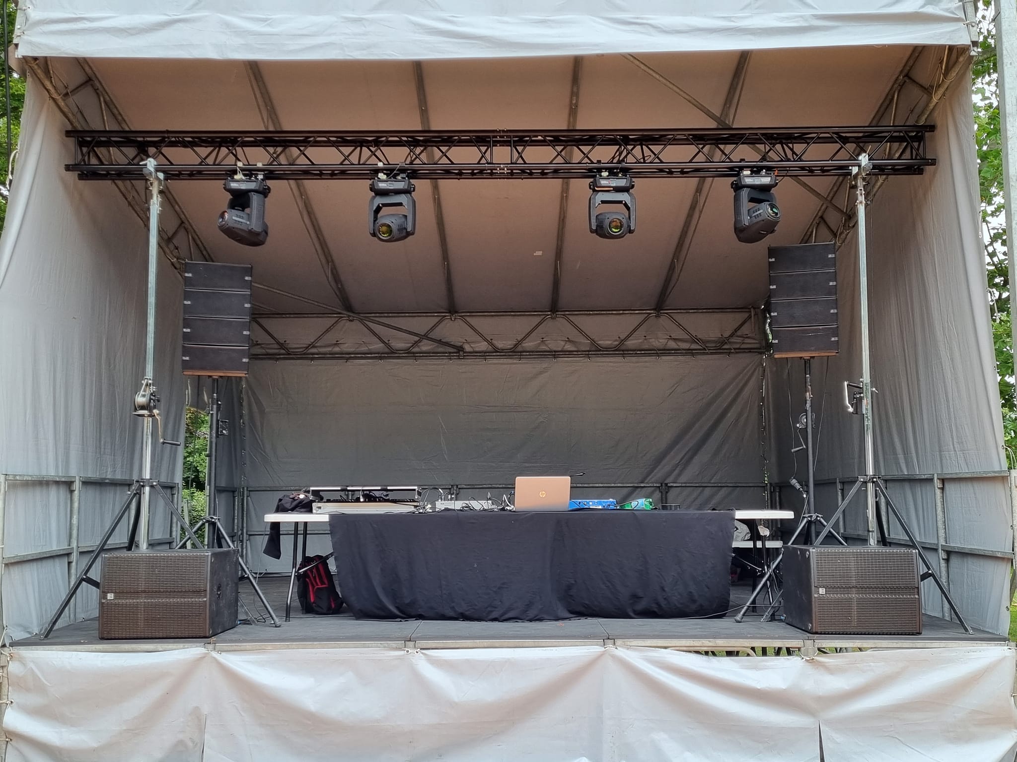 Scène préparée pour la fête de Bougival avec matériel audio et éclairage de DB Technologie et Chauvet.