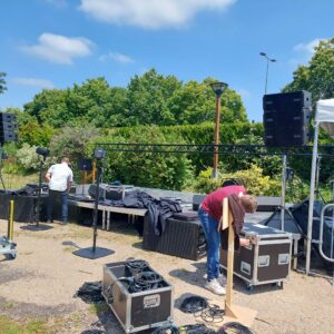 Installation du matériel pour la fête de la musique à Coignières, le 21 juin 2022, par Symbiose Organisation.
