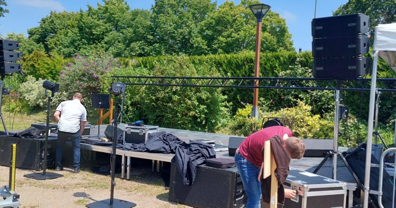 Installation du matériel pour la fête de la musique à Coignières, le 21 juin 2022, par Symbiose Organisation.