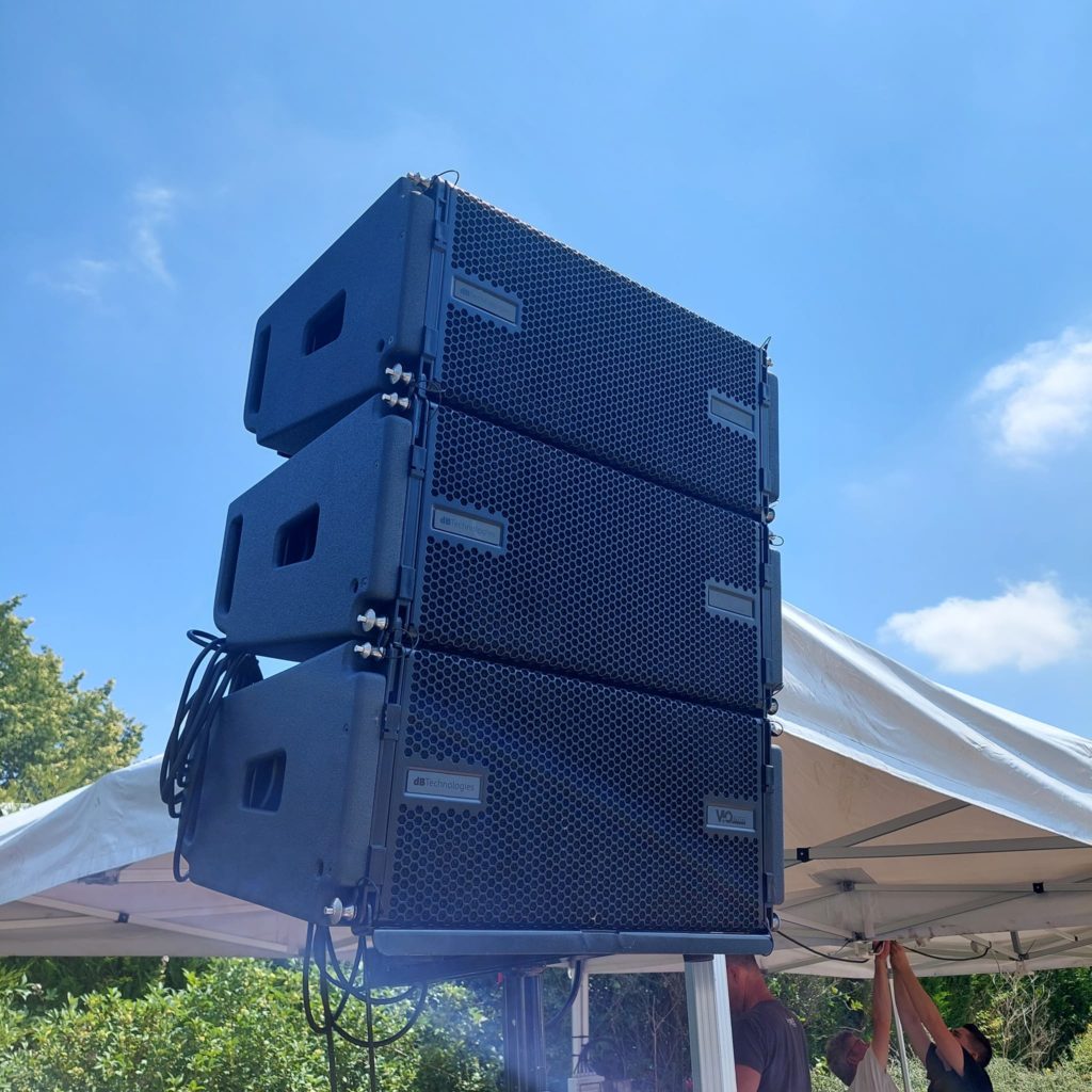 Installation de matériel de sono pour la fête de musique à Coignières, le 21 juin 2022.