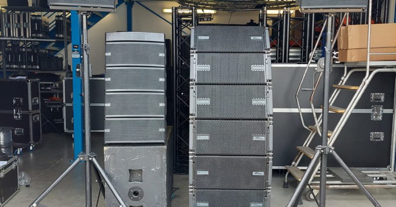 DVA mini et VIO L208 de db technologies présentés dans un espace de stockage.