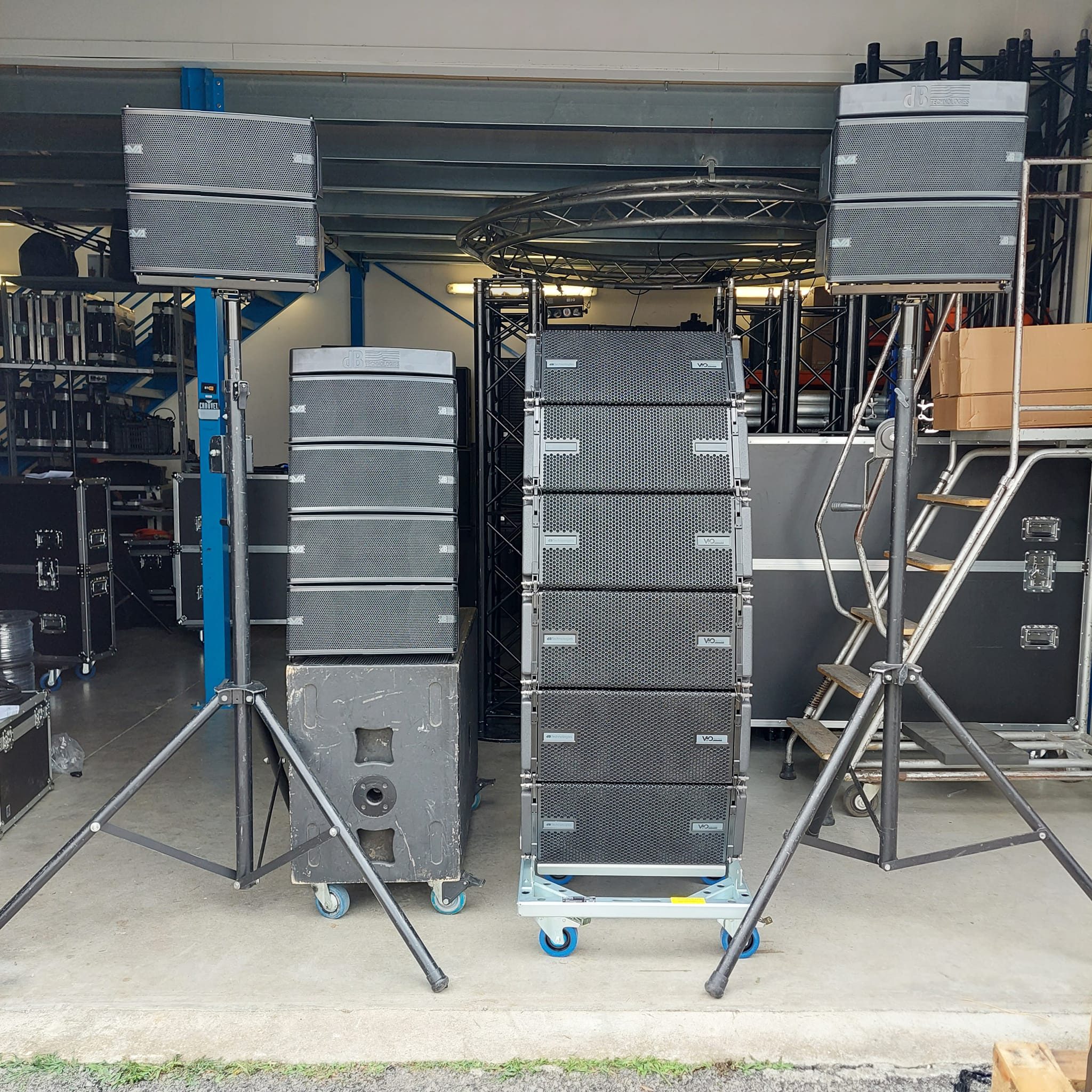 DVA mini et VIO L208 de db technologies présentés dans un espace de stockage.