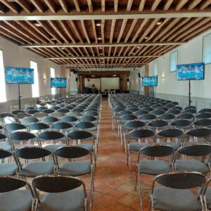 Installation de chaises pour une plénière au Medef, Grand-Maison, avec écrans pour le 23 juin 2022.