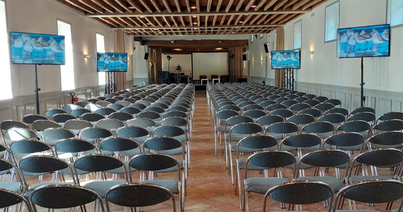 Installation de chaises pour une plénière au Medef, Grand-Maison, avec écrans pour le 23 juin 2022.