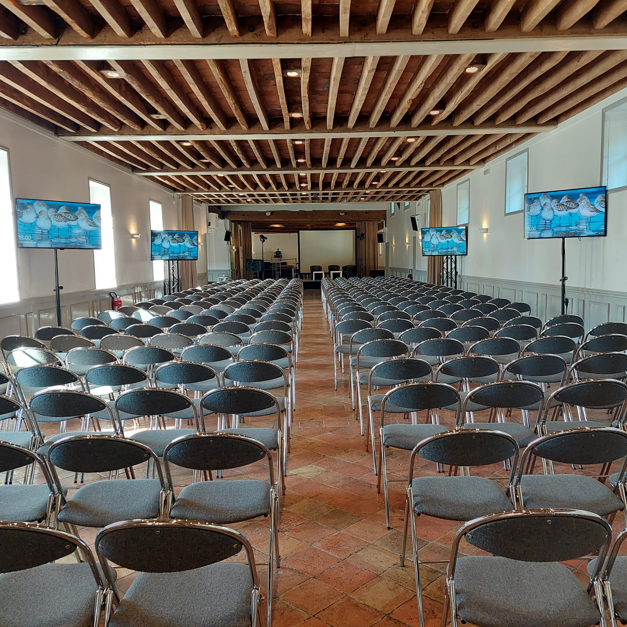 Installation de chaises pour une plénière au Medef, Grand-Maison, avec écrans pour le 23 juin 2022.