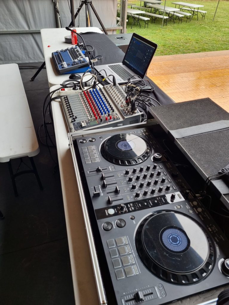 Table de mixage et équipements DJ à la fête de Bougival, incluant un set Pioneer et un mélangeur.
