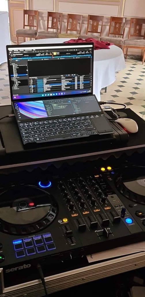 Matériel DJ : ordinateur portable avec logiciel et table de mixage Pioneer, utilisé lors de la Fête de Bougival.