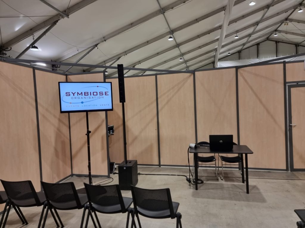 Stand de Symbiose Organisation avec écran Sony Bravia 55 pouces, matériel d'événements et de sonorisation.