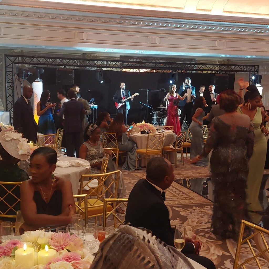 Mariage au George V le 17 juin 2022, ambiance festive avec le groupe UP TO ELEVEN et invités dansants.