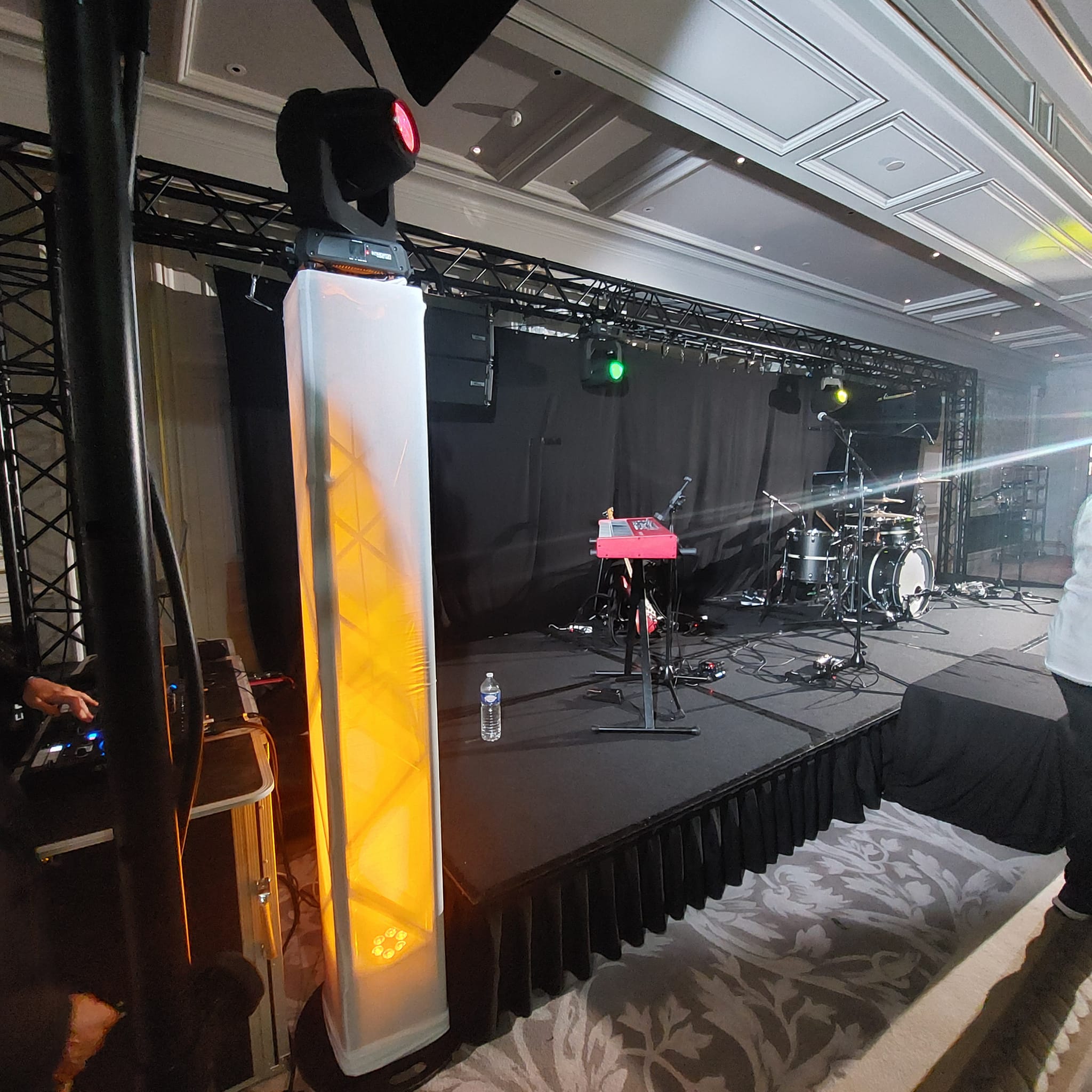 Scène préparée pour le mariage du 17 juin 2022 au George V, avec équipement de son et éclairage.