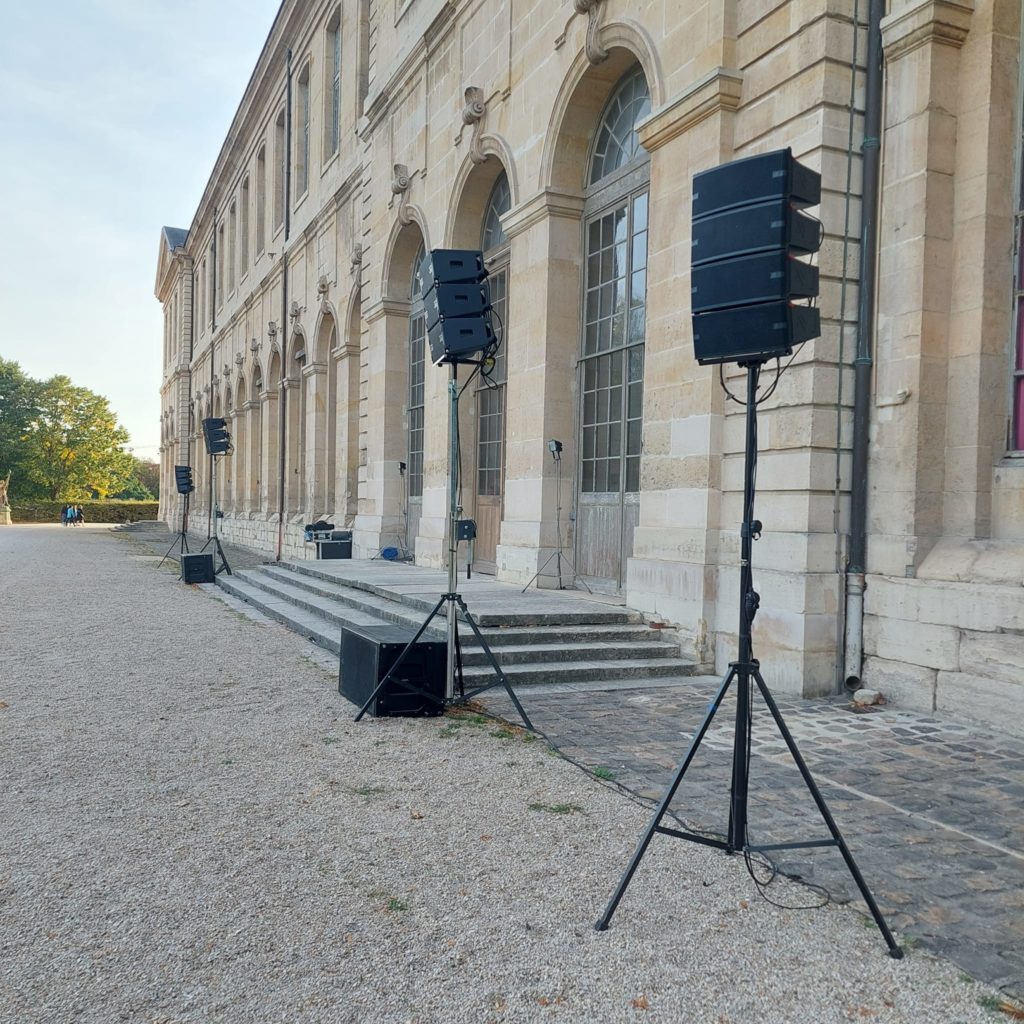 Installation de matériel de sono à l'école la Légion d'honneur à Saint-Denis pour la performance de Candice Parise.