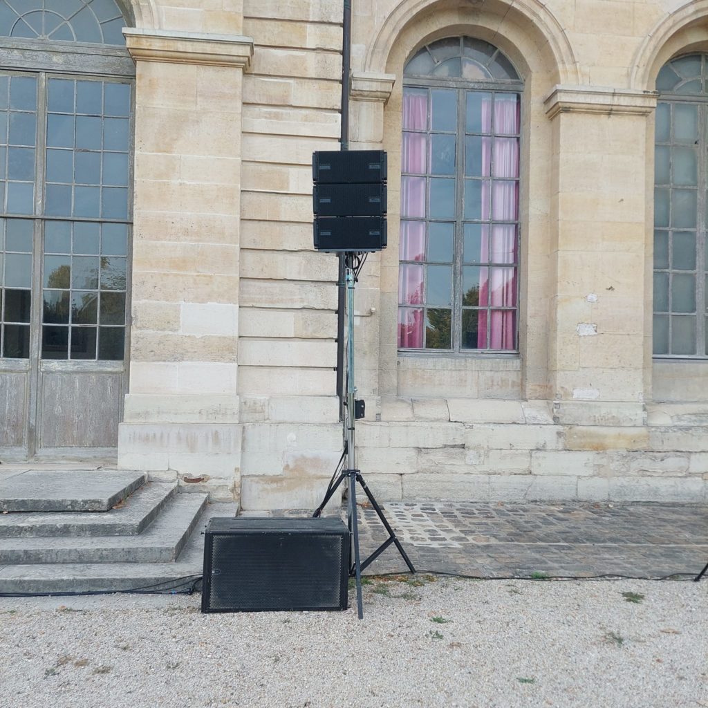 Matériel de sono installé devant l'école la Légion d'honneur à Saint-Denis pour une prestation musicale.