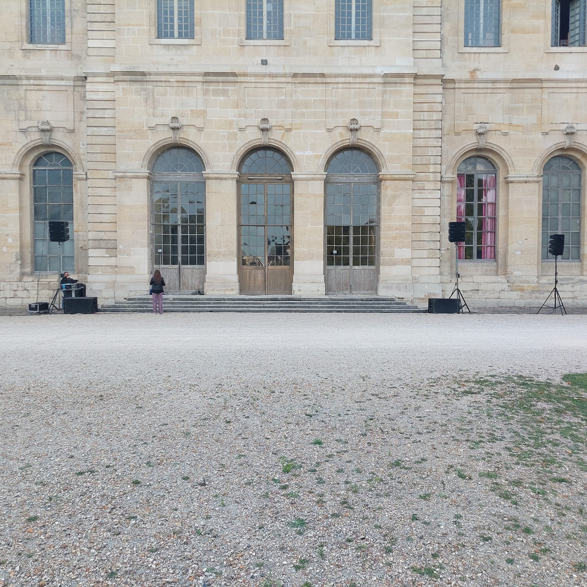 Prestation de Candice Parise à l’école de la Légion d’honneur, avec matériel de sonorisation installé par Symbiose Organisation.