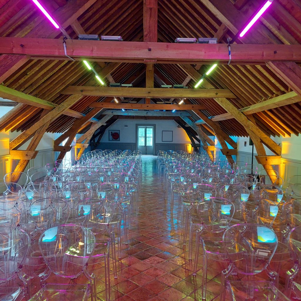 Scène décorée pour l'événement Crédit Agricole avec chaises transparentes et éclairage coloré, le 23 septembre à Grand Maison.