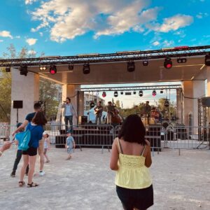 Concert en plein air à Saint-Cyr-l’École, animé par UnujualEvent et Symbiose Organisation, le 2 juillet 2022.