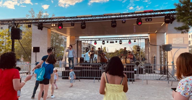 Concert en plein air à Saint-Cyr-l’École, animé par UnujualEvent et Symbiose Organisation, le 2 juillet 2022.